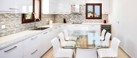 Deluxe Apartment, Sea View | Private kitchen