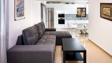 Apartamento Deluxe, vistas al mar | Zona de estar | Una televisión