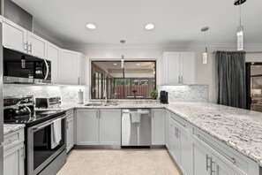 Fridge, microwave, oven, stovetop - Modern, remodeled, pool table in Wellington! (Wellington)