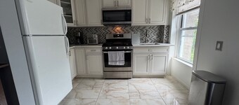 Charming 3 bedroom apt in Brooklyn - AC/WiFi/Full Kitchen + Bathroom