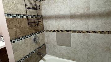 SĂšche-cheveux, serviettes fournies, savon, papier toilette