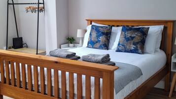 3 bedrooms, desk, iron/ironing board, travel crib
