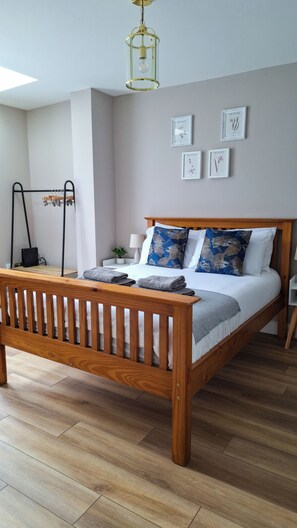 3 habitaciones, escritorio y tabla de planchar con plancha 
