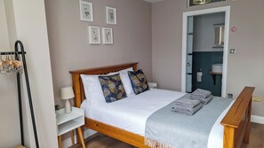 3 bedrooms, desk, iron/ironing board, travel cot