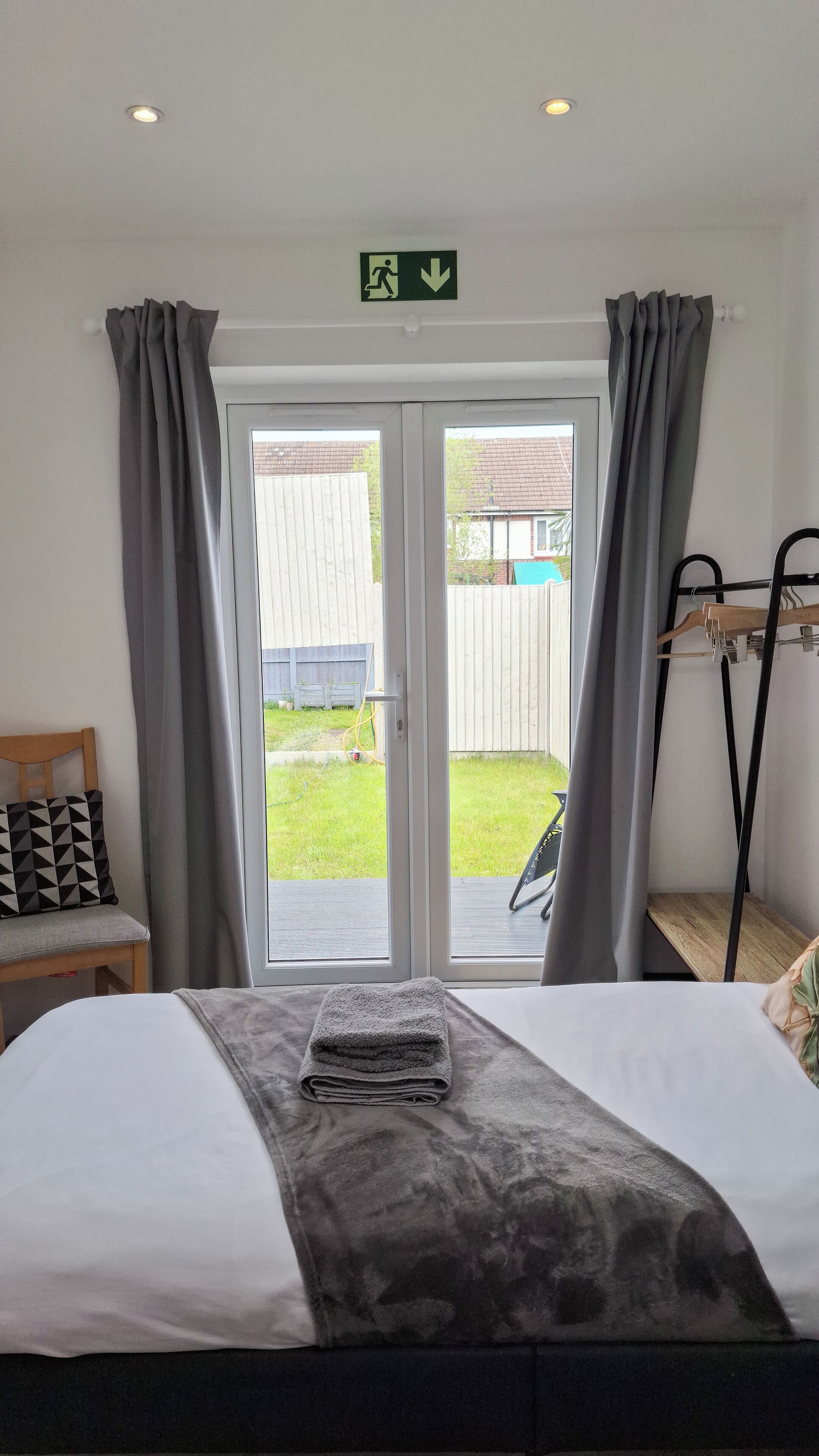 3 habitaciones, escritorio y tabla de planchar con plancha 