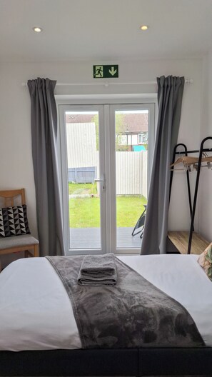 3 bedrooms, desk, iron/ironing board, travel crib