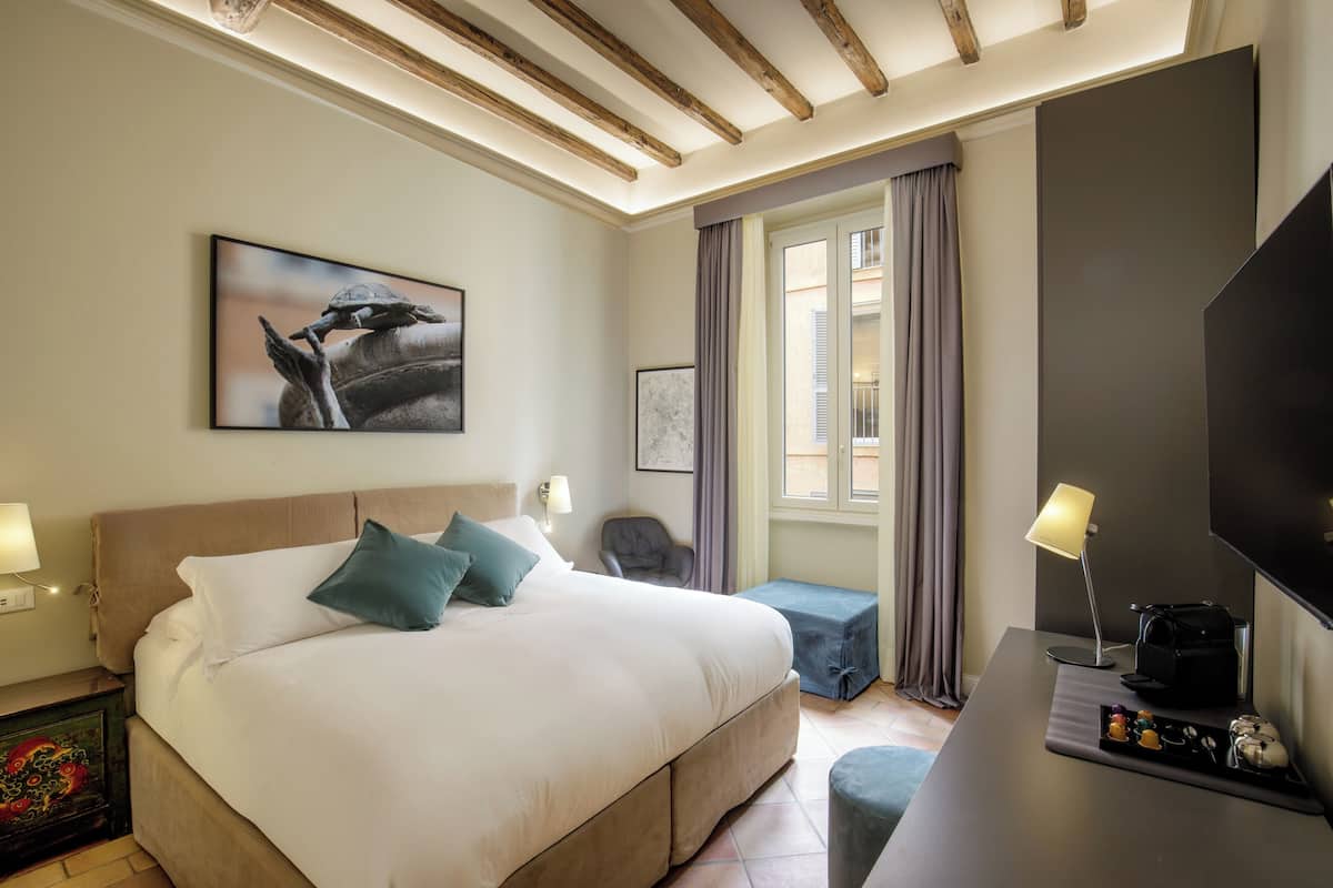 Habitación superior con 1 cama matrimonial o 2 individuales | 1 habitación, ropa de cama de alta calidad, edredón y minibar