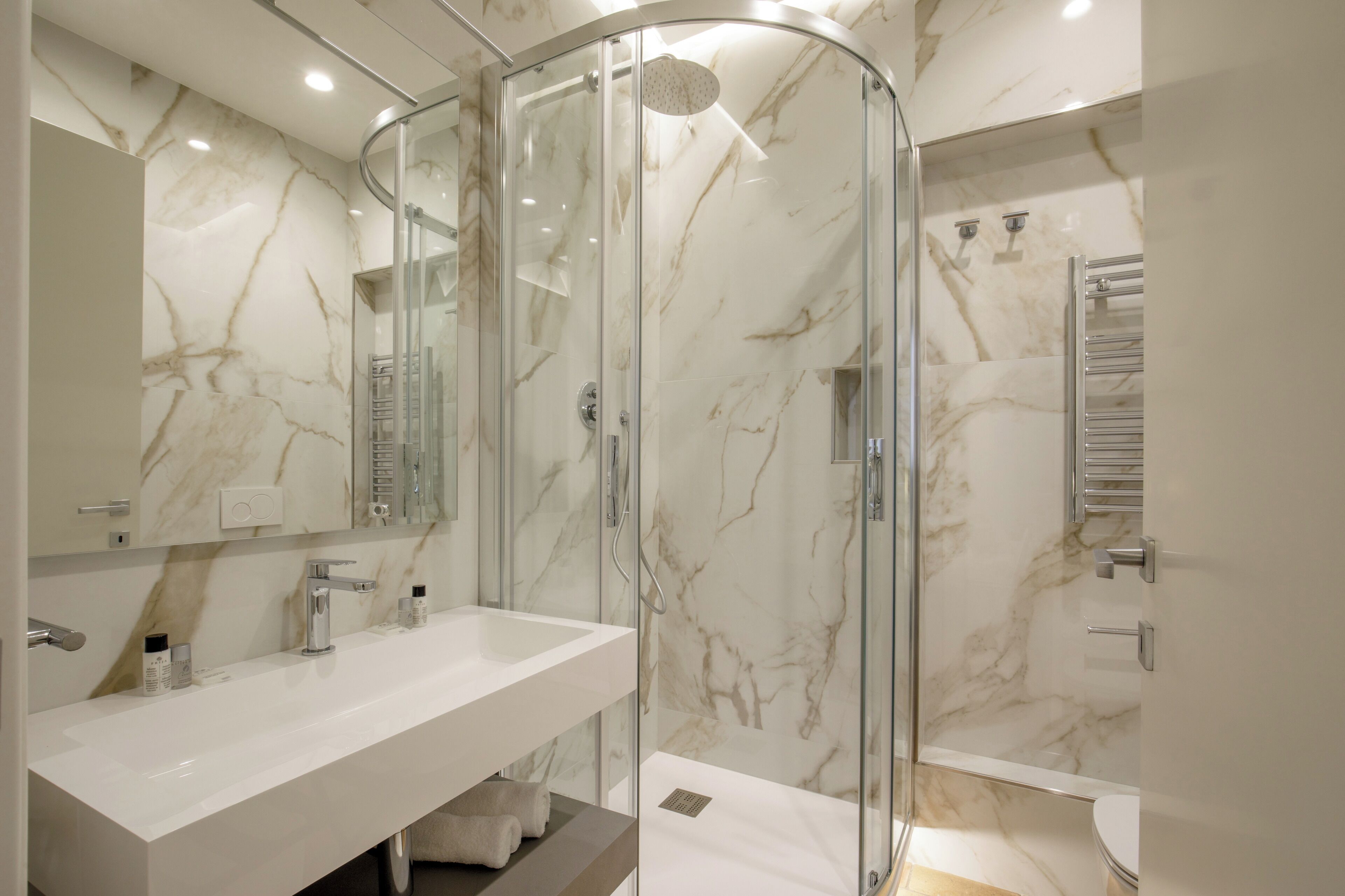 Chambre supérieure | Salle de bain | Douche, douche cascade, articles de toilette (gratuits)