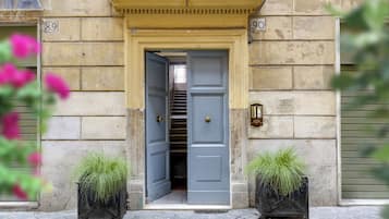 Pintu masuk properti