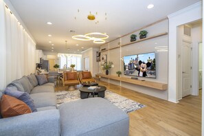 Smart-TV, Videospiele, Tischfußball