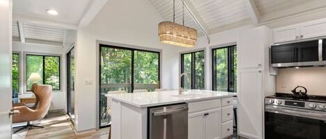 冷蔵庫、電子レンジ、オーブン、コンロ