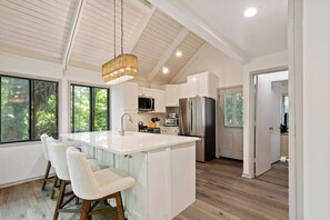 Frigorífico, microondas, horno y placa de cocina