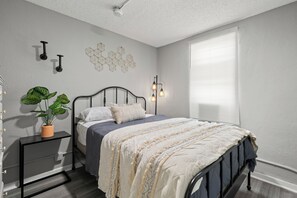 2 室のベッドルーム、アイロン / アイロン台、WiFi、ベッドシーツ