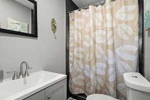 Shower, hair dryer, towels, soap - Charming 2-bedroom Apartment in DOWNTOWN ST.PETERSBURG (St. Petersburg)