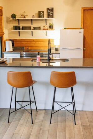 Een koelkast, een microgolfoven, een oven, een kookplaat