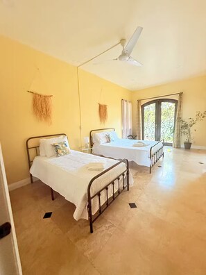 2 室のベッドルーム、アイロン / アイロン台、WiFi、ベッドシーツ