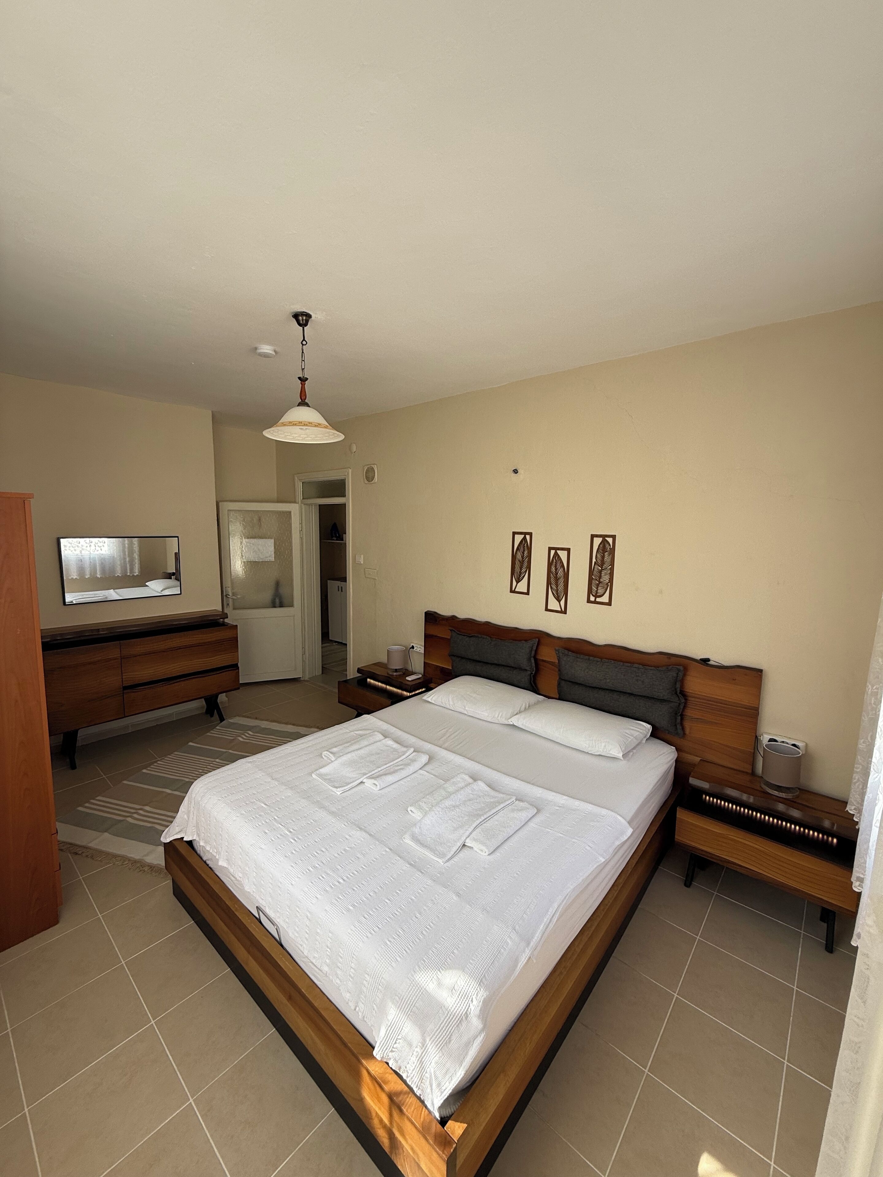 2 bedrooms, desk, iron/ironing board, free WiFi