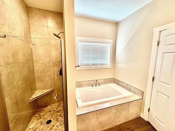 Shower, hair dryer, towels, soap - Alpine funhouse with games, puzzles and hot tub! (Red Lodge)