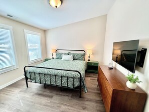 4 bedrooms, iron/ironing board, travel cot, free WiFi - Alpine funhouse with games, puzzles and hot tub! (Red Lodge)