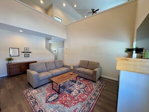 Smart-TV, Kamin, Tischfußball, Bücher