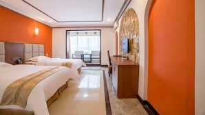 Quarto de hotel com duas camas, uma escrivaninha, televisão e vista para o exterior.