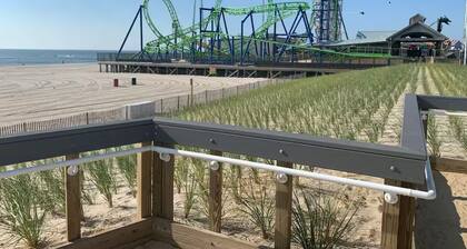 Beautiful 3 bedroom house steps from the beach and boardwalk in Seaside