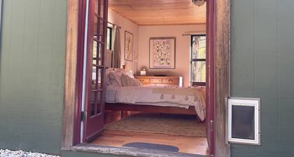 Charming 1-bedroom Cabin in the Forest Nevada City with AC, WiFi