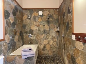 Sèche-cheveux, serviettes fournies, savon, papier toilette