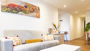 A modern living room with a sofa, a coffee table, and a painting on the wall. - Harmonie en plein cœur du Vieil Annecy (Annecy)