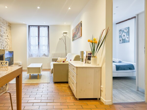 Iron/ironing board, bed sheets