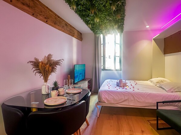Iron/ironing board, free WiFi, bed sheets