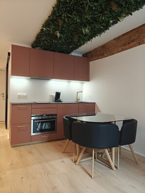 Fridge, oven, coffee/tea maker, electric kettle