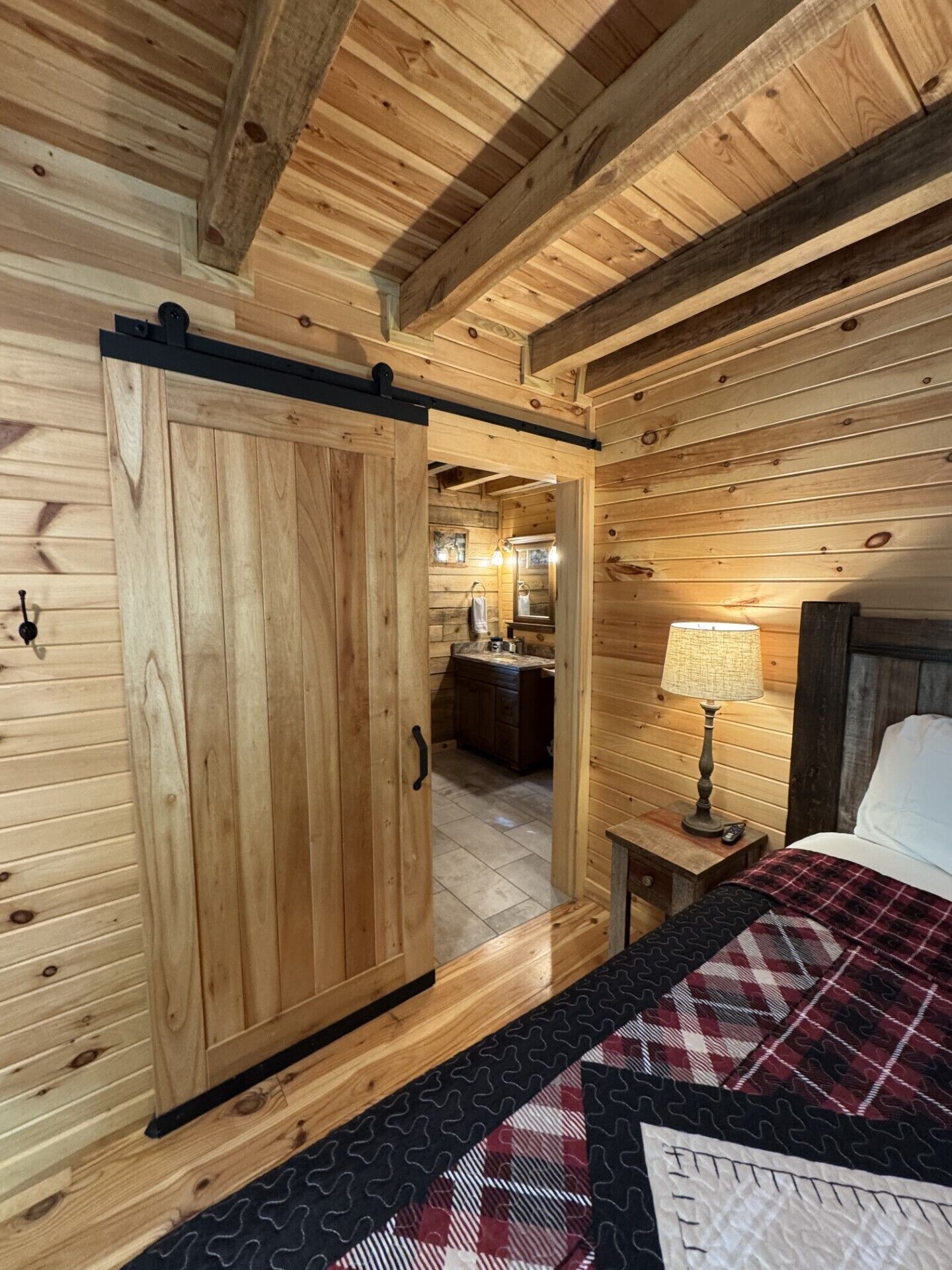 2 slaapkamers, een strijkplank/strijkijzer, gratis wifi, beddengoed