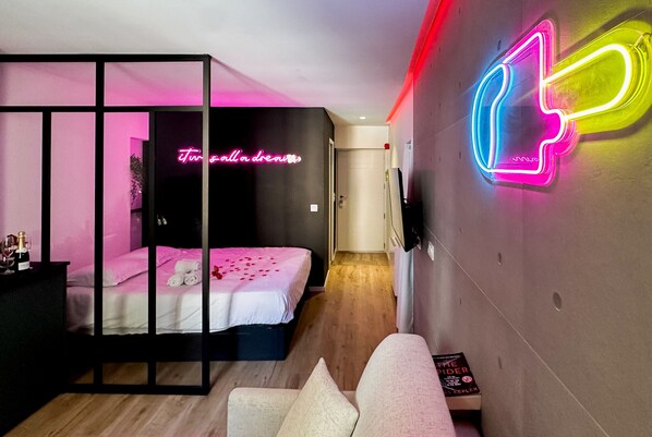 Iron/ironing board, free WiFi, bed sheets