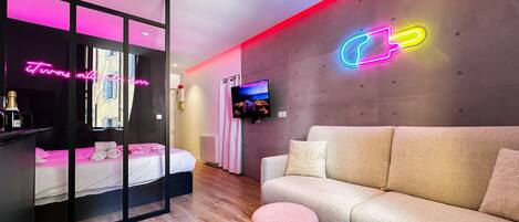 Iron/ironing board, free WiFi, bed sheets