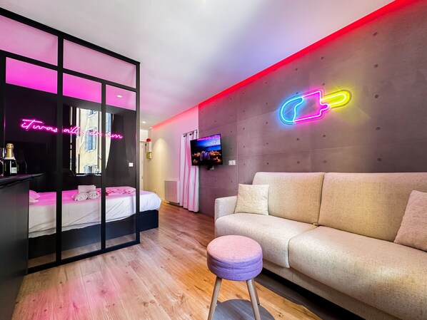 Iron/ironing board, free WiFi, bed sheets