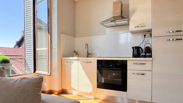 KĂŒhlschrank, Mikrowelle, Ofen, Wasserkocher mit Kaffee-/Teezubehör