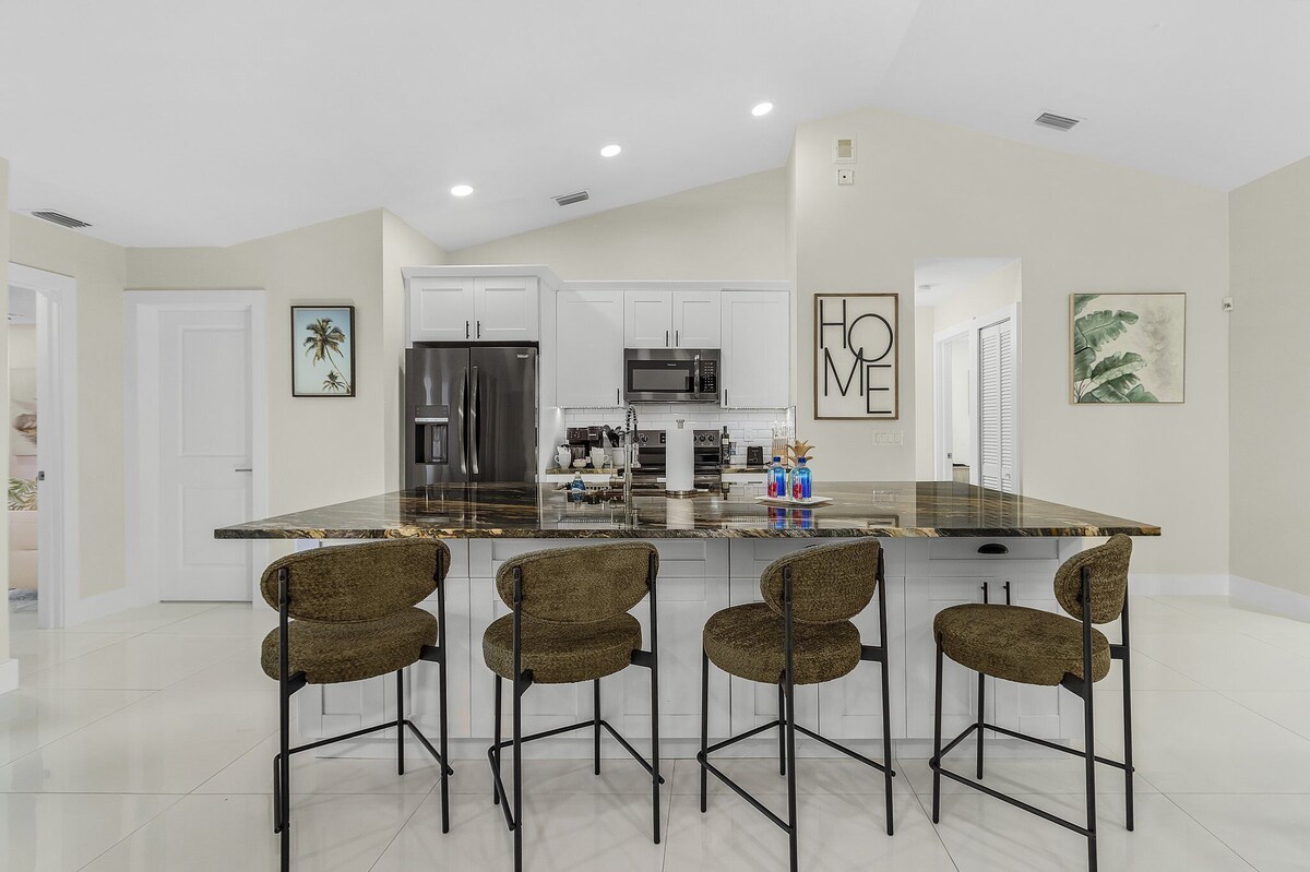 Photo 13 of Huge 5BR • Heated Pool, BBQ, 3 Suites • Nr Beaches,Pets OK