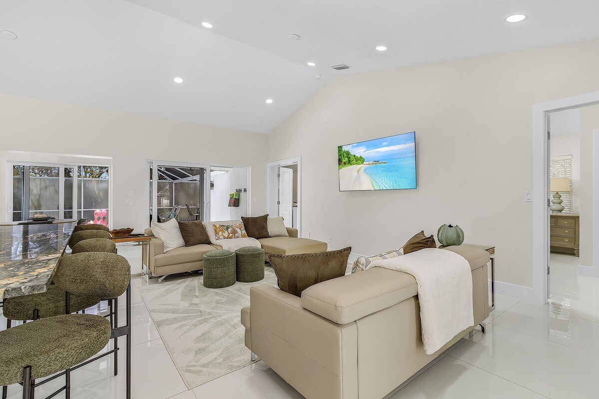 Photo 5 of Huge 5BR • Heated Pool, BBQ, 3 Suites • Nr Beaches,Pets OK