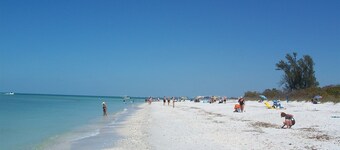 Huge 5BR • Heated Pool, BBQ, 3 Suites • Nr Beaches,Pets OK