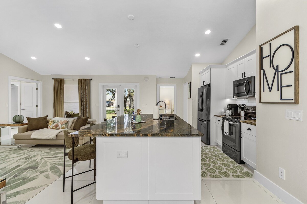 Photo 11 of Huge 5BR • Heated Pool, BBQ, 3 Suites • Nr Beaches,Pets OK