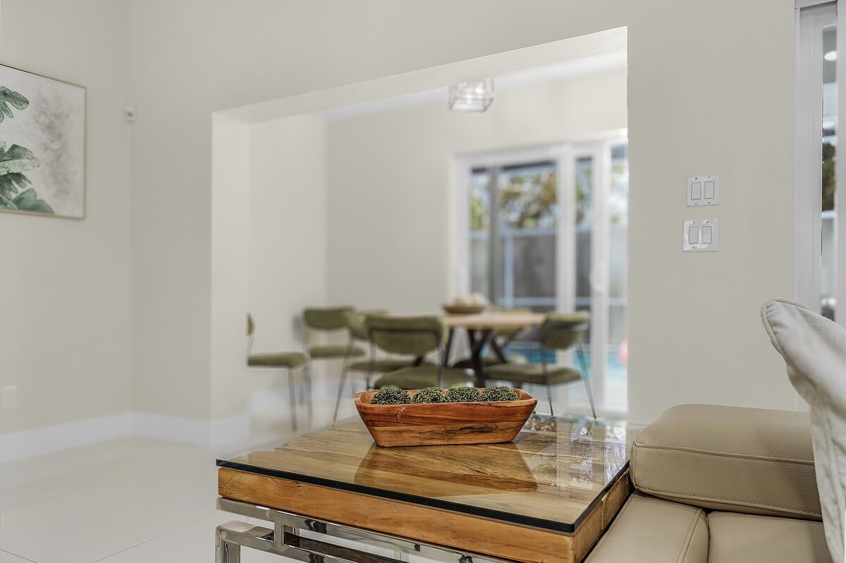 Photo 8 of Huge 5BR • Heated Pool, BBQ, 3 Suites • Nr Beaches,Pets OK