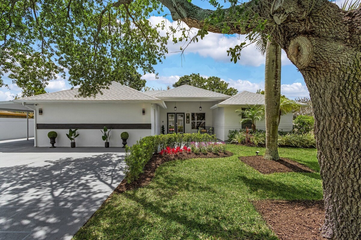 Photo 4 of Huge 5BR • Heated Pool, BBQ, 3 Suites • Nr Beaches,Pets OK