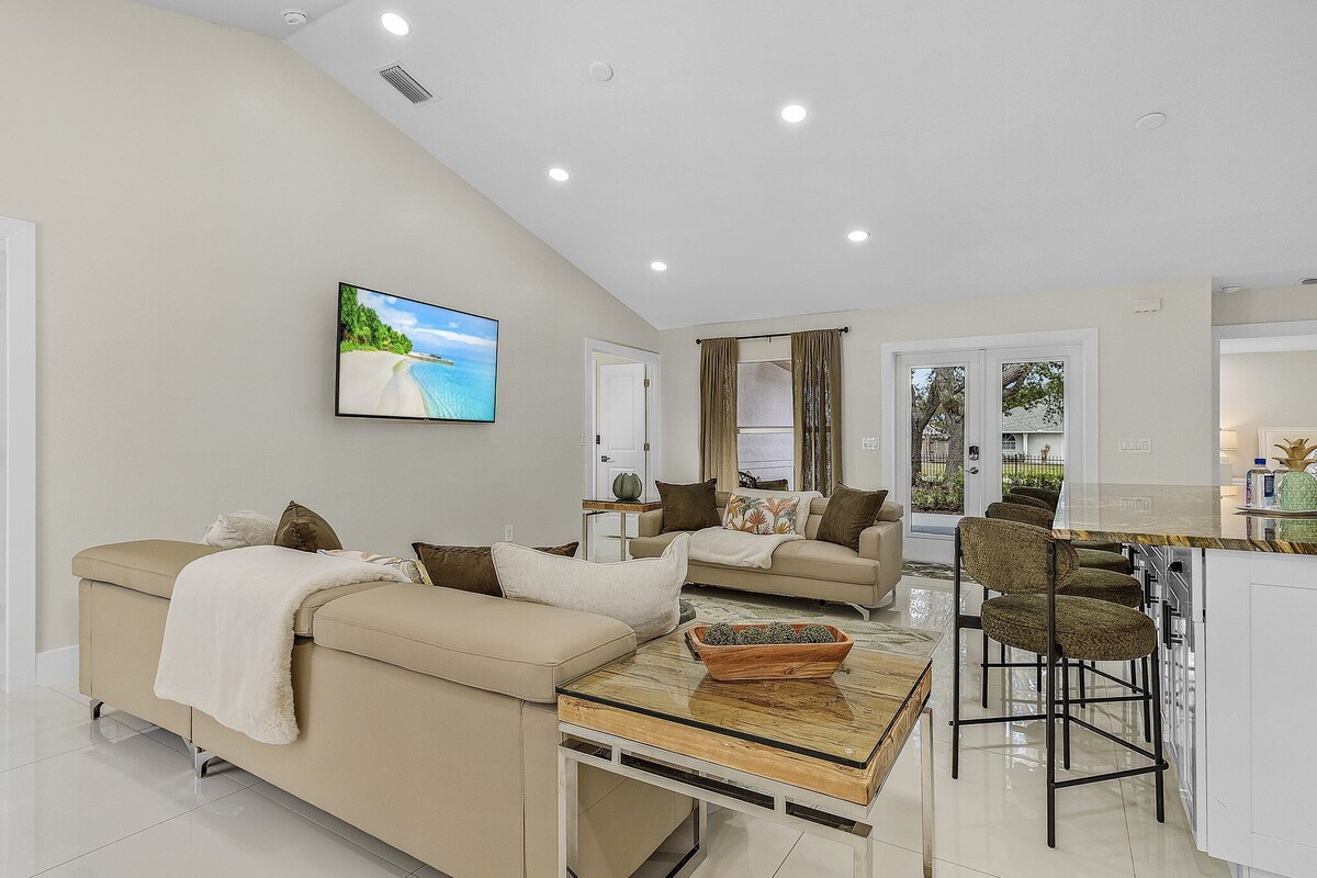 Photo 7 of Huge 5BR • Heated Pool, BBQ, 3 Suites • Nr Beaches,Pets OK