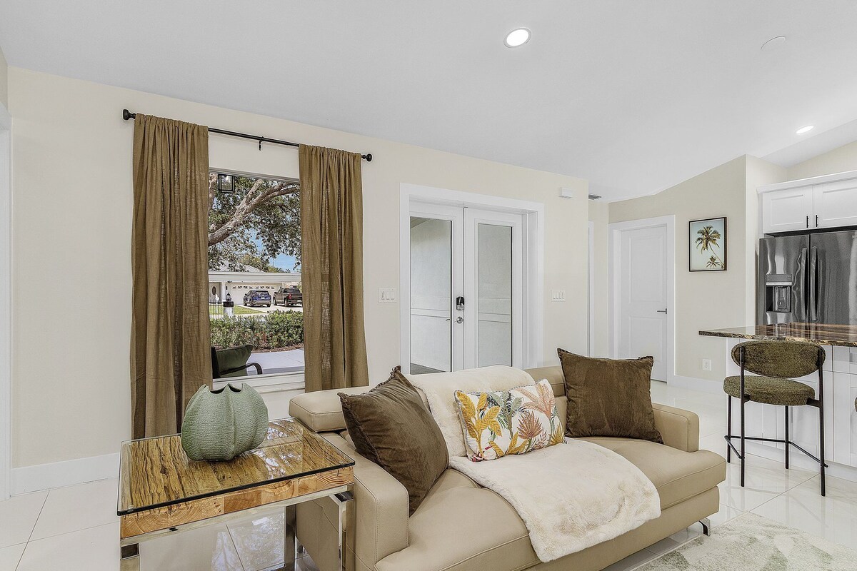 Photo 6 of Huge 5BR • Heated Pool, BBQ, 3 Suites • Nr Beaches,Pets OK