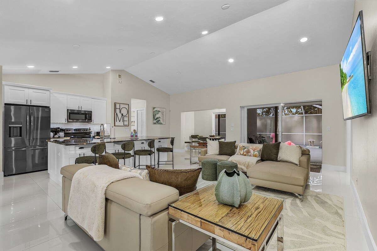 Photo 3 of Huge 5BR • Heated Pool, BBQ, 3 Suites • Nr Beaches,Pets OK