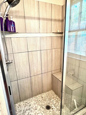 Douche, sèche-cheveux, bidet, serviettes fournies