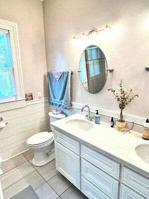 Shower, hair dryer, bidet, towels