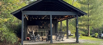 Emerald Lake-Private-Lakefront-Families-Sleeps 20