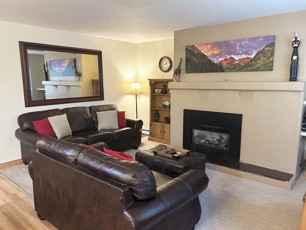 Una Smart TV, una chimenea